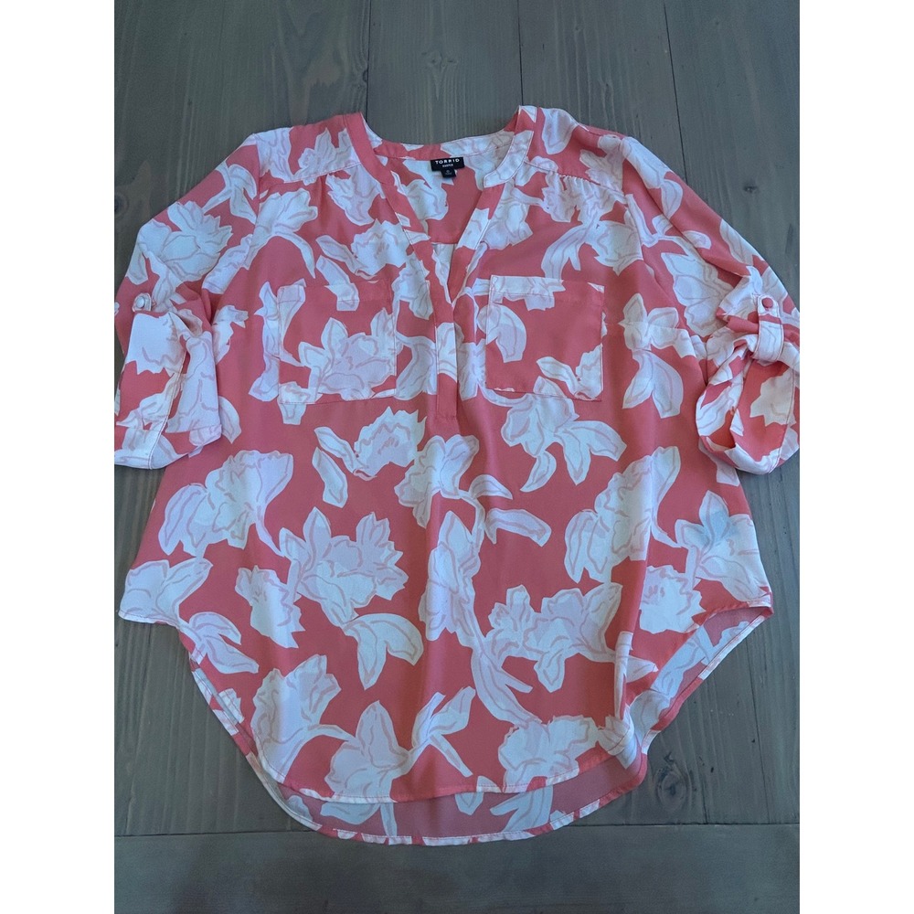 D40 Torrid Harper Blouse Womens 0 L Coral Pink White Floral Roll Tab Sleeve